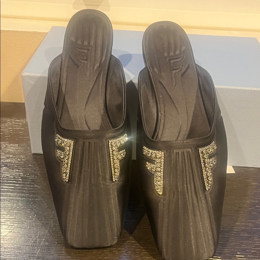 Fendi Rhinestone Fendi logo.